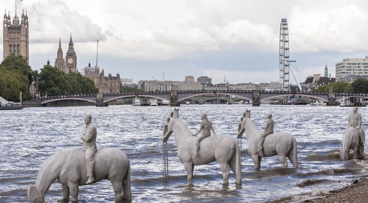 Verčia susimąstyti: šias skulptūras Londone išvysi tik du kartus per dieną (nuotr. Vida Press)