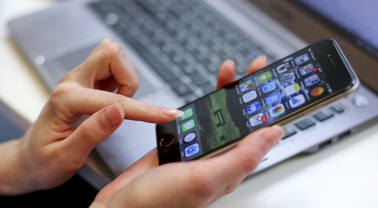 Skubiai įspėja „iPhone“ vartotojus: būtina atlikti 1 veiksmą (Irmantas Gelūnas/ BNS nuotr.)