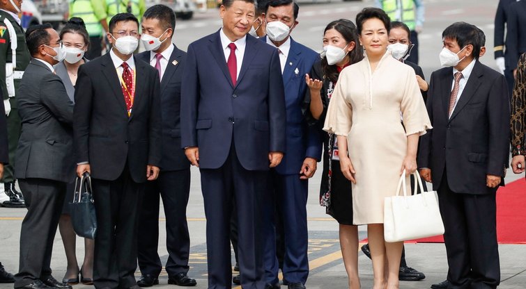 Xi Jinpingas su žmona Peng Liyuan atvyko į Balį (nuotr. SCANPIX)