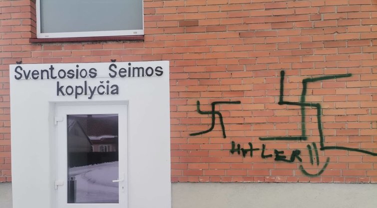 Vandalai Kupiškyje ant parapijos namų sienos pripiešė svastikų bei užrašė „Hitler“ (nuotr. TV3)