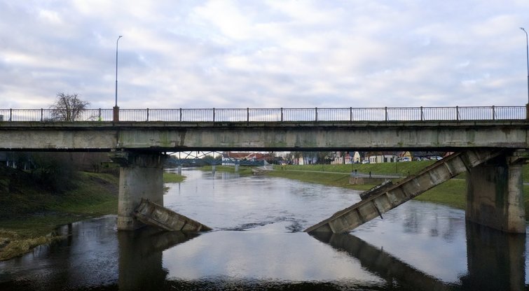 Kėdainiuose sugriuvo tiltas (nuotr. stop kadras)