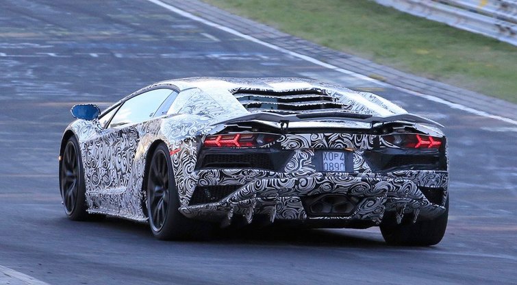 „Lamborghini“ ruošia dar galingesnę „Aventador“ modelio versiją