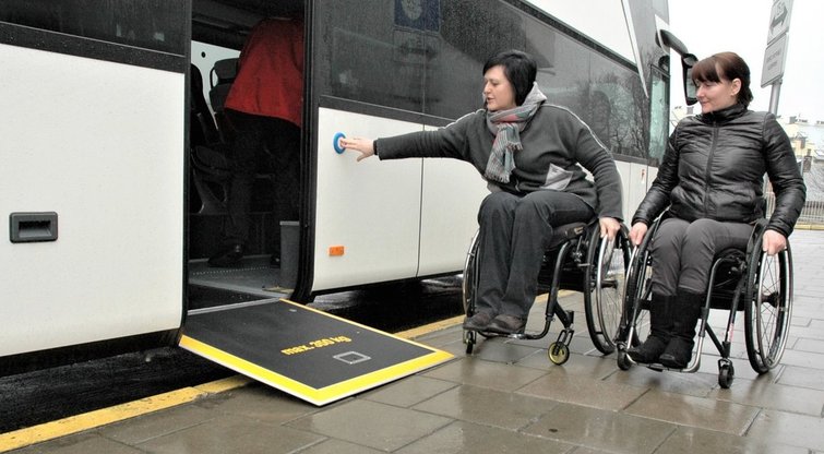 Miestuose transporto priemonės pritaikytos neįgaliems žmonėms, bet stinga bendro elektroninio bilieto. Linos Jakubauskienės nuotr.  