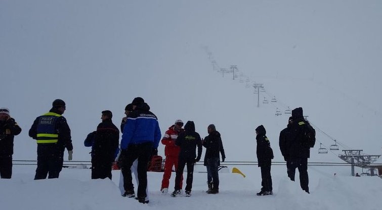Nelaimė populiariame Prancūzijos kurorte – slidininkus užgriuvo sniego lavina (nuotr. Twitter)