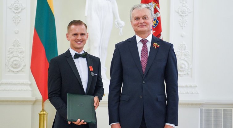 Prezidentas valstybės dienos proga įteikė valstybės apdovanojimą LKD prezidentui Kęstučiui Vaišnorai. Lietuvos Respublikos Prezidento kanceliarijos nuotr.  