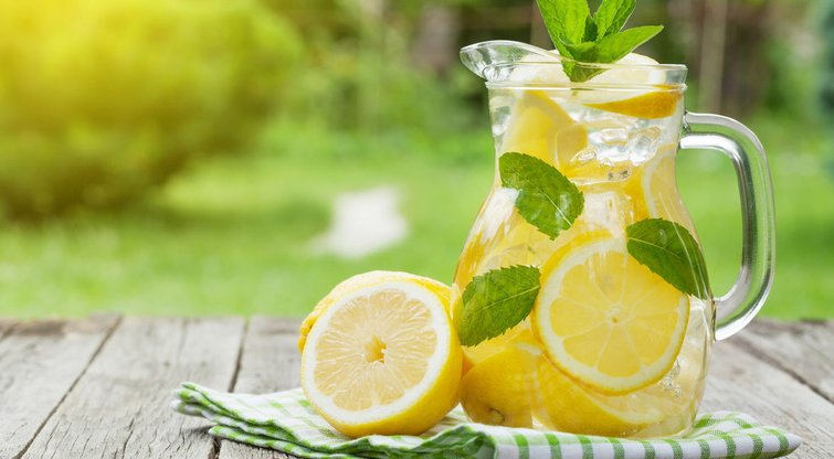 vandens kokteilis su citrina ir mėtų lapais (nuotr. Fotolia.com)