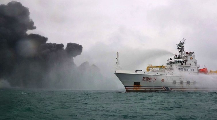 Tęsiantis gaisrui tanklaivyje Kinija stengiasi užkirsti kelią ekologinei katastrofai (nuotr. SCANPIX)