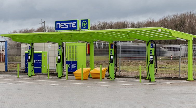 „Neste Lietuva“ elektromobilių įkrovimo stotelė (nuotr. bendrovės)