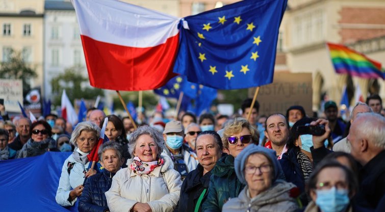 Lenkijoje dešimtys tūkstančių žmonių reiškė palaikymą šalies narystei ES (nuotr. SCANPIX)