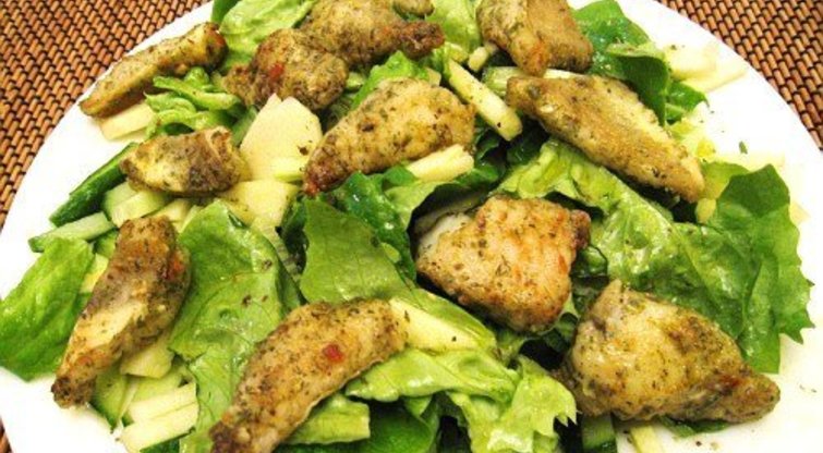Žaliosios salotos su kepta žuvimi (Nuotr. Gera virtuvė)  