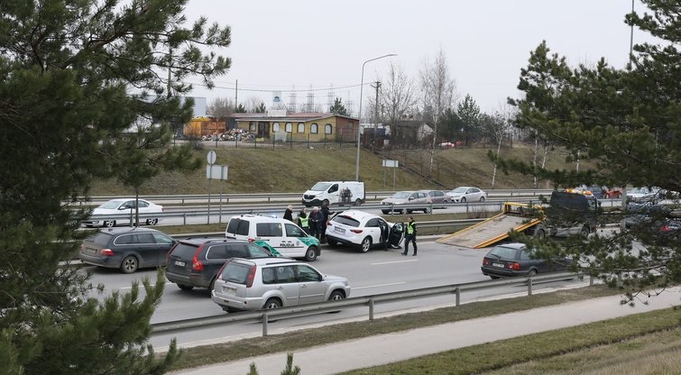 Masinė avarija Vilniuje: šalia „Gariūnų“ susidūrė 5 automobiliai (nuotr. Broniaus Jablonsko)