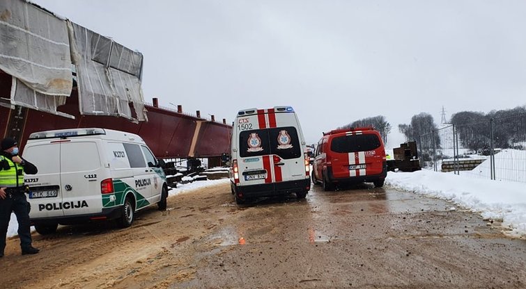 Nukritusi statomo tilto konstrukcija Kaune sužalojo du darbuotojus, vienas jų žuvo (nuotr. TV3)