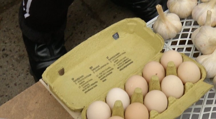 Narvuose laikomų vištų kiaušiniai būna pigesni, o laisvai laikomų vištų ar ekologiškų kiaušinių kainos yra didesnės (nuotr. stop kadras)