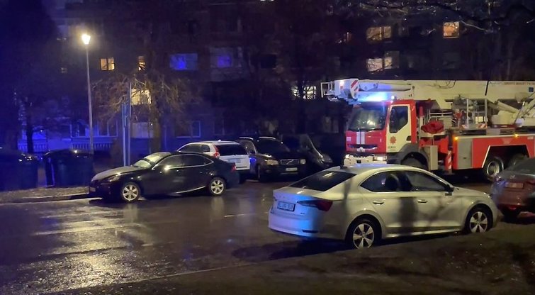 Komiškas įvykis Justiniškėse: kaimynai iškvietė dėl gaisro ugniagesius, o paaiškėjo, kad viename butų buvo rūkomas kaljanas (nuotr. TV3)