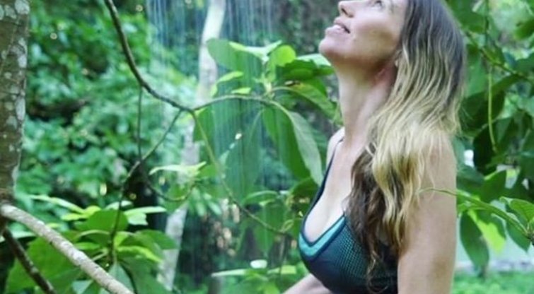 Moteris džiunglėse gyvena be ribų (nuotr. Instagram)