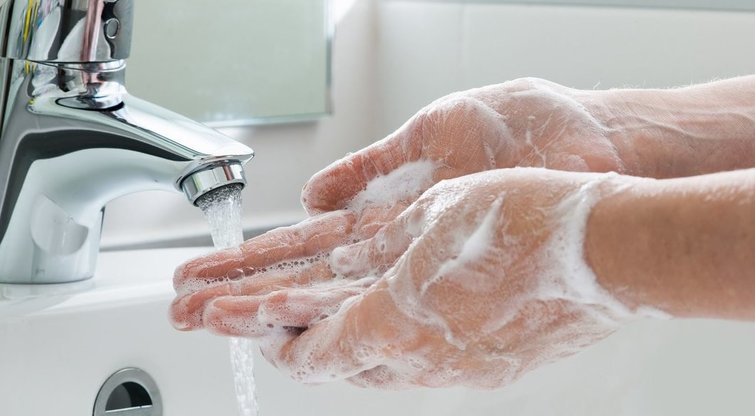Nepamirškite gerai nusiplauti rankų (nuotr. 123rf.com)