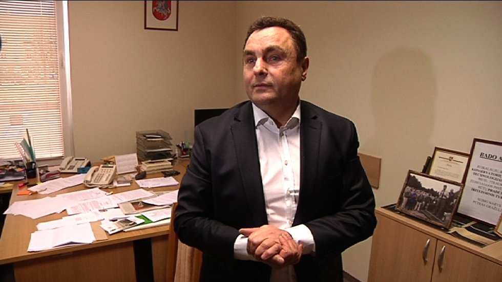 Petras Gražulis parodė, kokį ginklą laiko savo kabinete (nuotr. TV3)