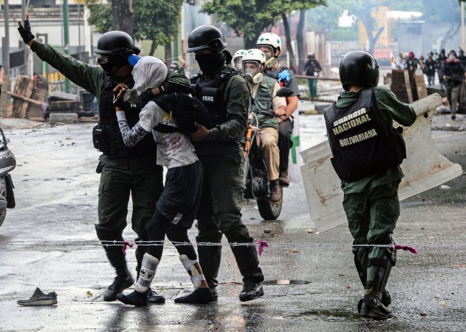 Nepaisydami Maduro venesueliečiai blokuoja Karakaso gatves (nuotr. SCANPIX)