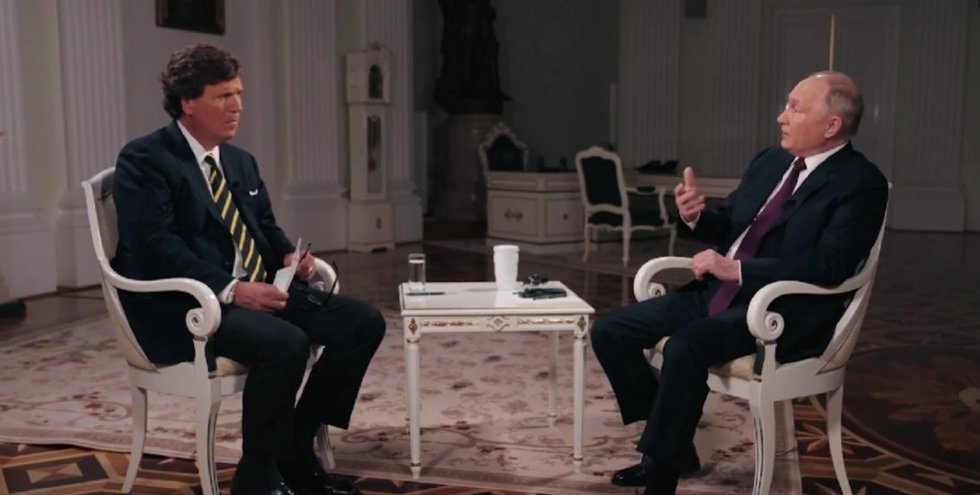 Tuckeris Carlsonas ir Vladimiras Putinas (nuotr. stop kadras)