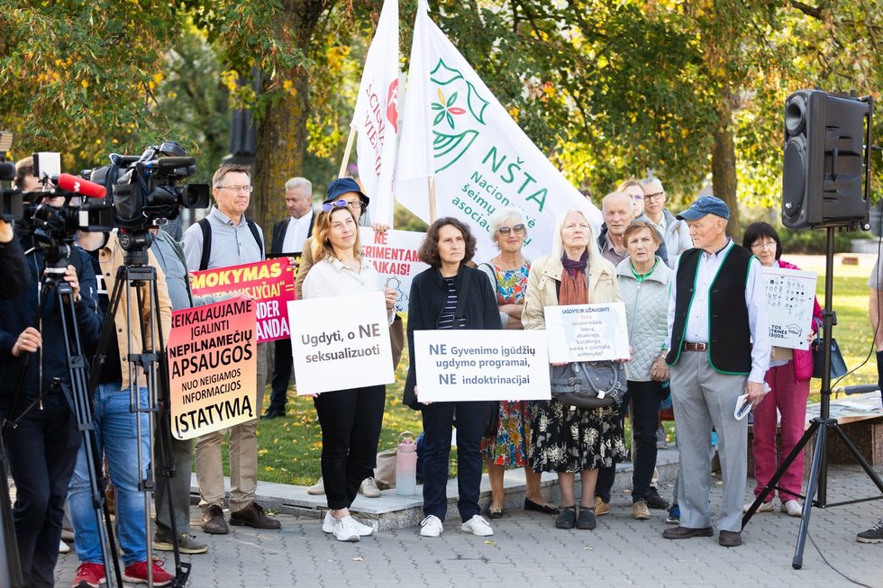 Prie Seimo prieš gyvenimo įgūdžių programą protestavę tėvų organizacijų atstovai (nuotr. Skirmantas Lisauskas / BNS)