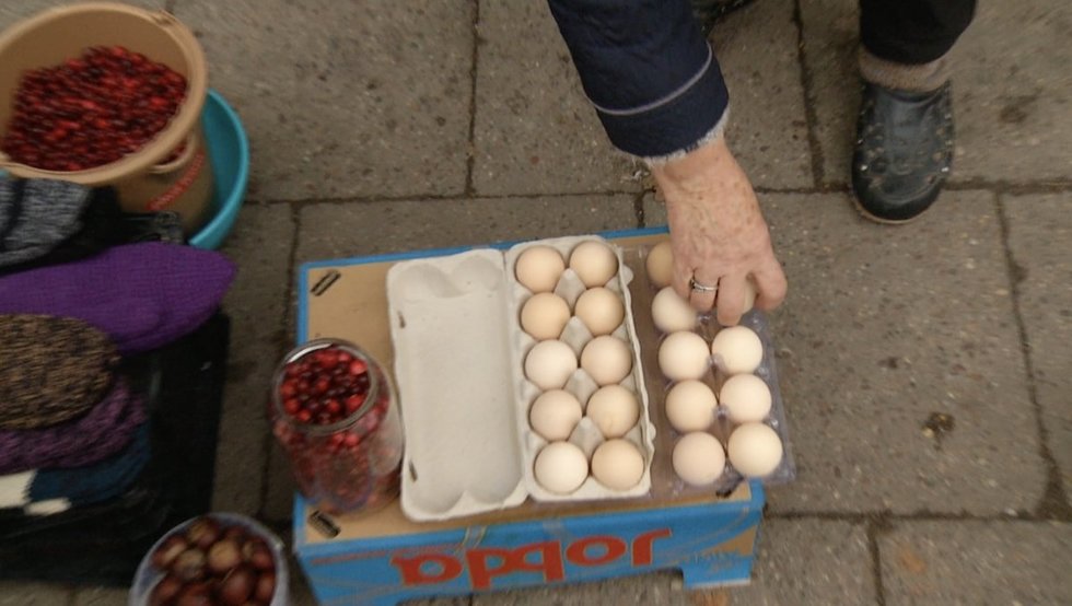 Įspėja perkančius kiaušinius iš močiučių turguje: įbruka senų ir netinkamų vartoti (nuotr. stop kadras)