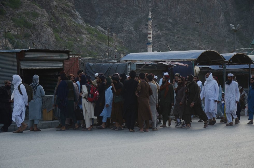Dalis afganų bėga iš šalies