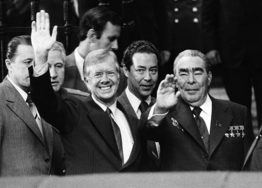 Prezidentas Jimmy Carteris, šalia jo stovintis vyras tamsiais antakiais – TSRS komunistų partijos pirmasis sekretorius Leonidas Brežnevas (nuotr. SCANPIX)