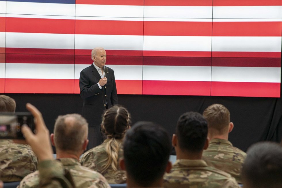 JAV prezidentas Joe Bidenas lanko JAV karius (nuotr. SCANPIX)