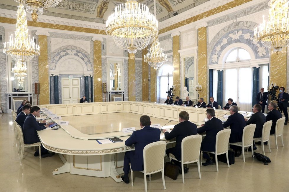 Vladimiras Putinas susitikime dėl automobilių pramonės plėtros