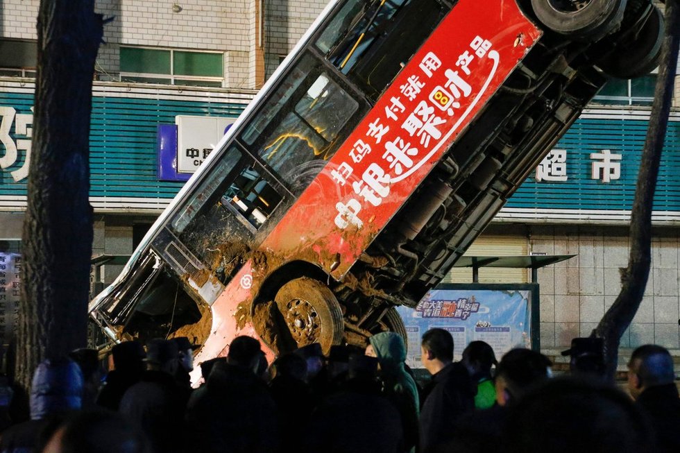 Kinijoje į atsivėrusią didžiulę duobę nugarmėjo autobusas