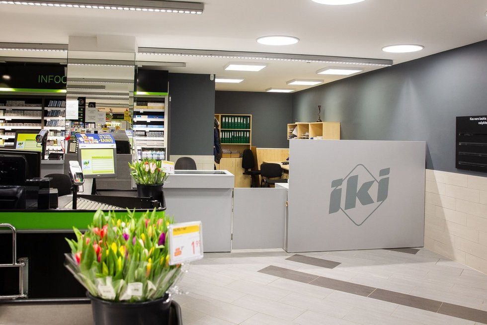 Atnaujinta IKI parduotuvė su atviromis darbo erdvėmis 
