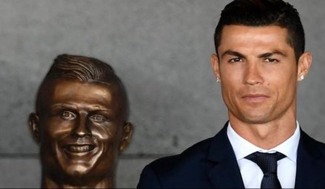 Cristiano Ronaldo ir senoji statula (nuotr. Twitter)