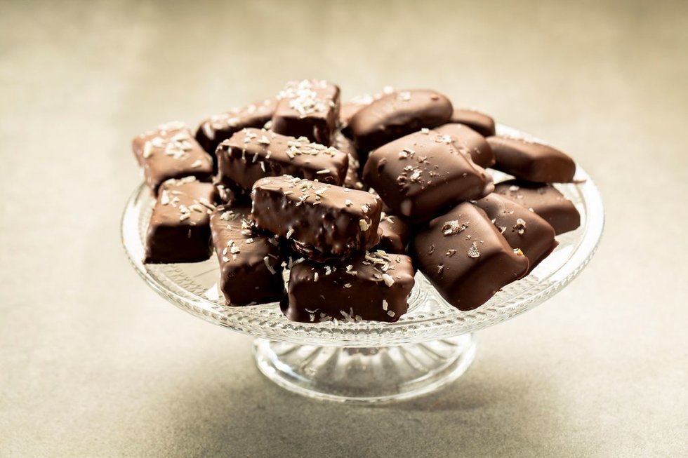 Naminiai šokoladiniai saldainiai su karameliniu ir kokosiniu įdarais