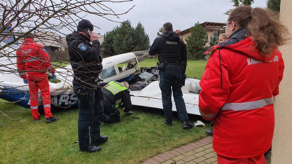 Kauno rajone nukrito lėktuvas, žuvo du žmonės (nuotr. Kauno rajono GMPS)