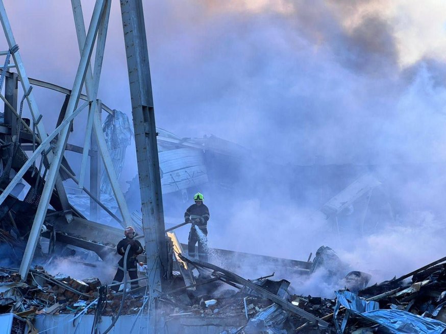 Karas Ukrainoje. Rusijos apšaudytas prekybos centras visiškai sudegė, iš griuvėsių traukiami žuvusieji (nuotr. Telegram)