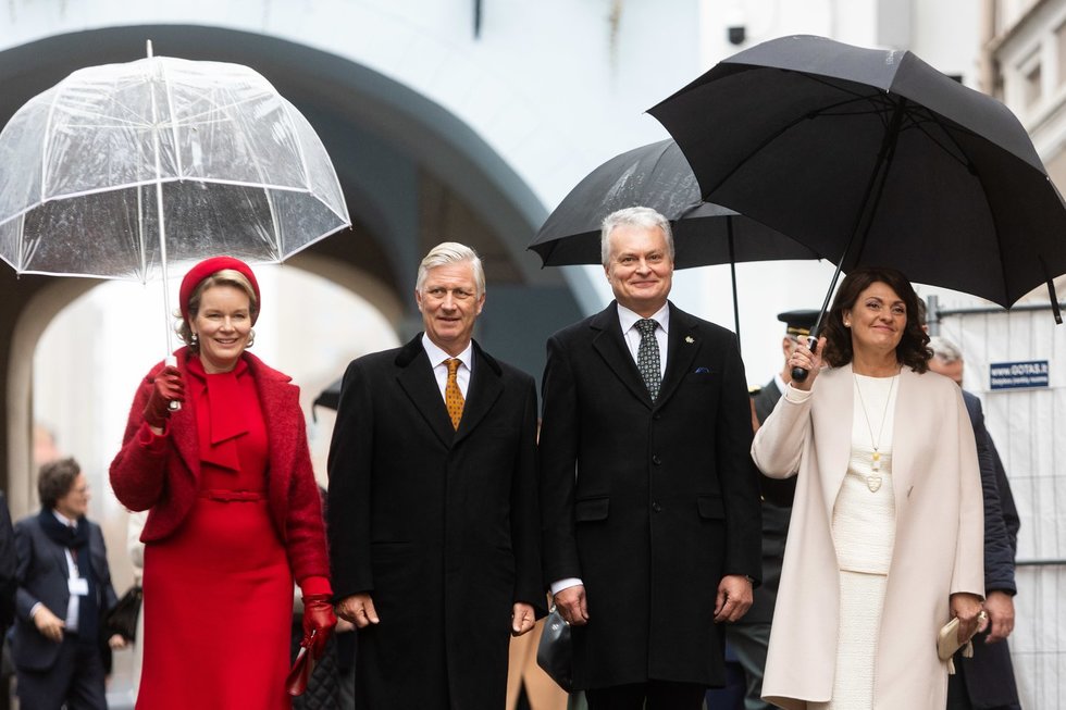 Belgijos karalius Philippe su karaliene Mathilde ir prezidentas Gitanas Nausėda su žmona Diana Nausėdiene prie Aušros vartų koplyčios (Žygimantas Gedvila/Fotobankas)