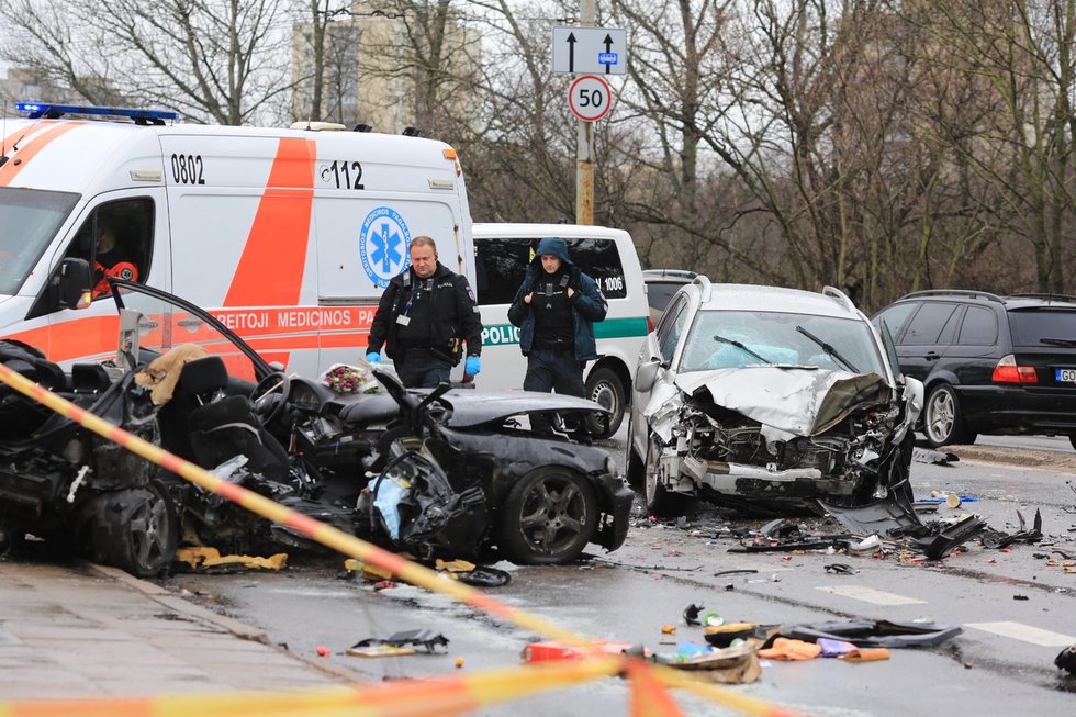 Tragiška avarija Vilniuje, žuvo BMW važiavę keturi jaunuoliai (nuotr. Broniaus Jablonsko)