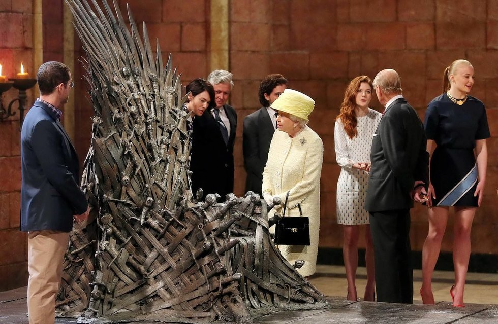 Karalienė Elžbieta II apžiūri Geležinį sostą (nuotr. Vida Press)