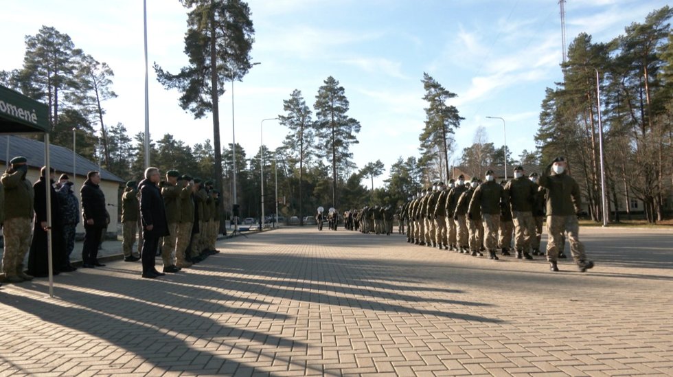 Į misiją Irake išlydėti 34 Lietuvos kariai: artimieji sunkiai tvardė emocijas