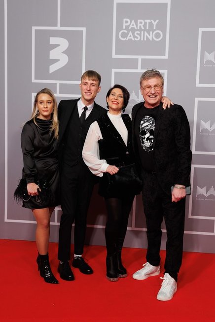 Irena ir Žilvinas Žvaguliai su sūnumi Vakariu ir jo sužadėtine Gabriele Savickaite (Erikas Ovčarenko/ BNS nuotr.)