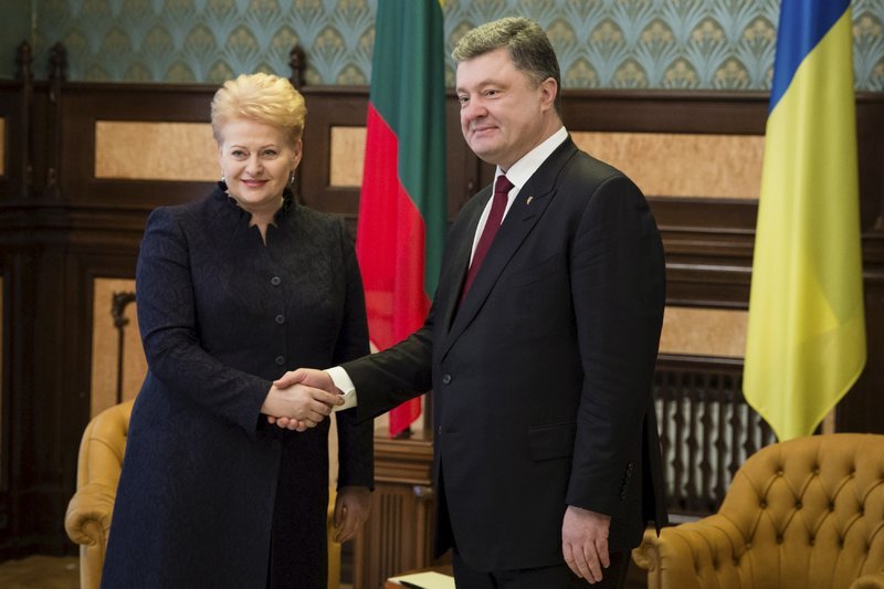 Dalia Grybauskaitė ir Petro Porošenka (nuotr. Reuters/Scanpix)