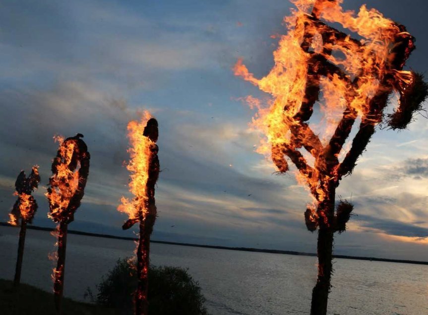 Joninėse prie Rėkyvos ežero – šiaudinių skulptūrų pleneras, tradicinės apeigos ir ugnies spektaklis