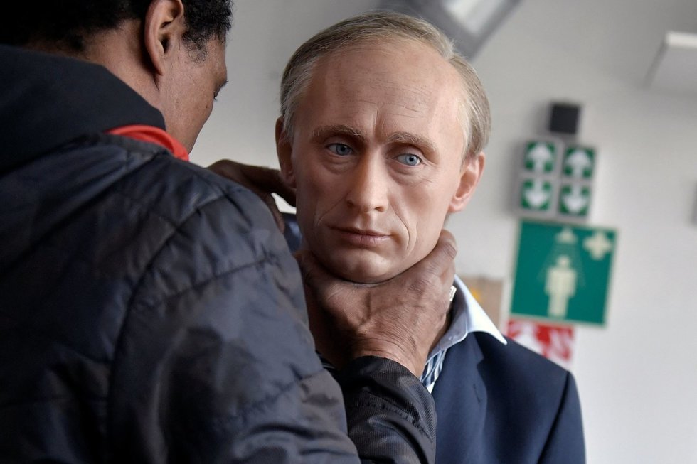 V. Putino vaškinės figūros demontavimas (nuotr. SCANPIX)