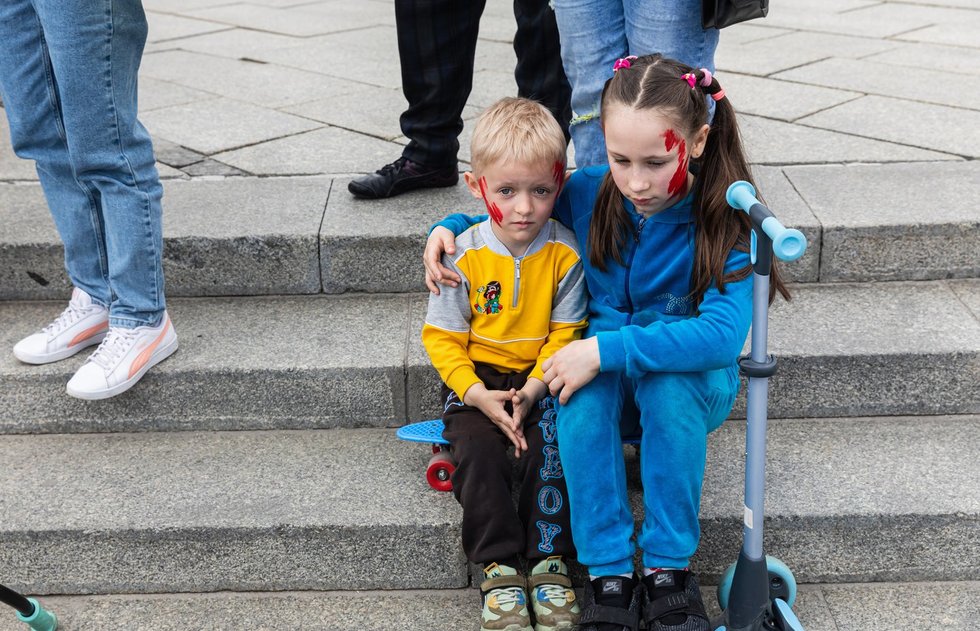 Ukrainiečių vaikai, nudažytais veidais - raudona spalva simbolizuoja užgrobtą šalies žemę (nuotr. SCANPIX)