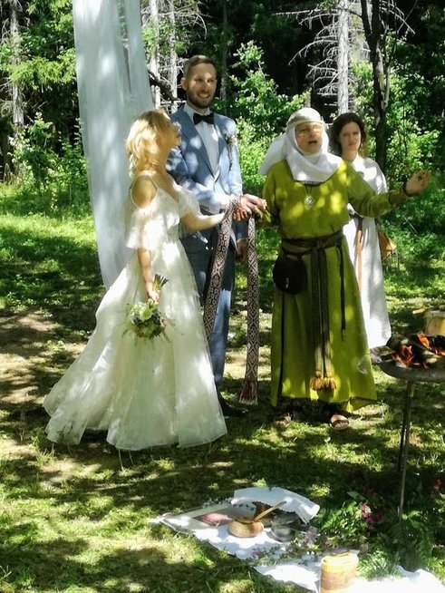 Lietuvoje populiarėja vestuvės pagal baltiškas tradicijas 