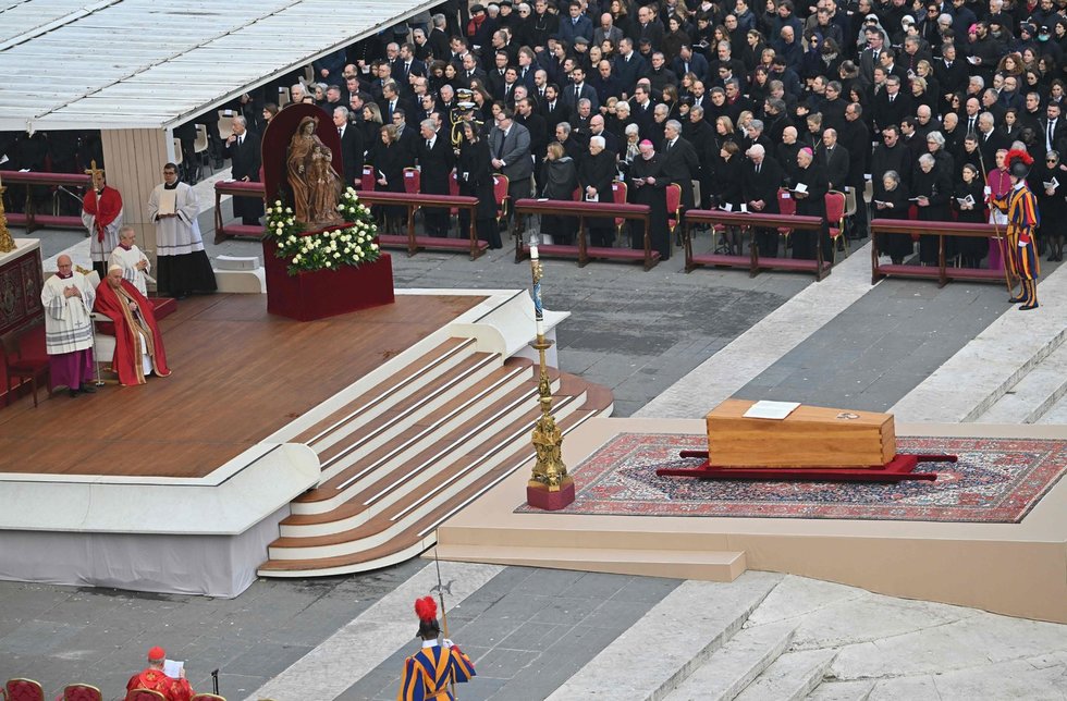 Tūkstančiai žmonių plūsta į buvusio popiežiaus Benedikto XVI laidotuves  (nuotr. SCANPIX)