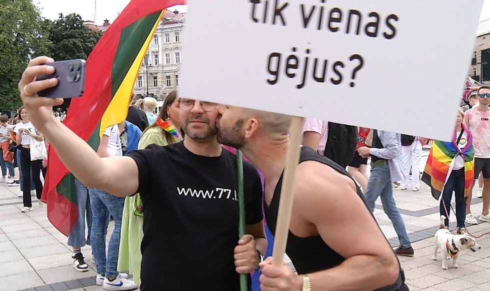 Vilnius Pride pasirodė ir Celofanas: Raskevičius atsakė bučiniu (nuotr. stop kadras)