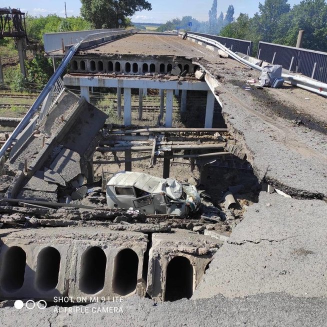 Rusai sugadino tiltą, vedantį į Lisičanską (nuotr. Ukrinform)