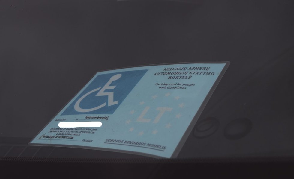 Nuo 2014 m. sausio 1 d. savivaldybių tarybų nustatytose automobilių statymo vietose neįgalių asmenų automobilių statymo kortele pažymėtus automobilius galima statyti nemokamai. Sigitos Inčiūrienės nuotr.