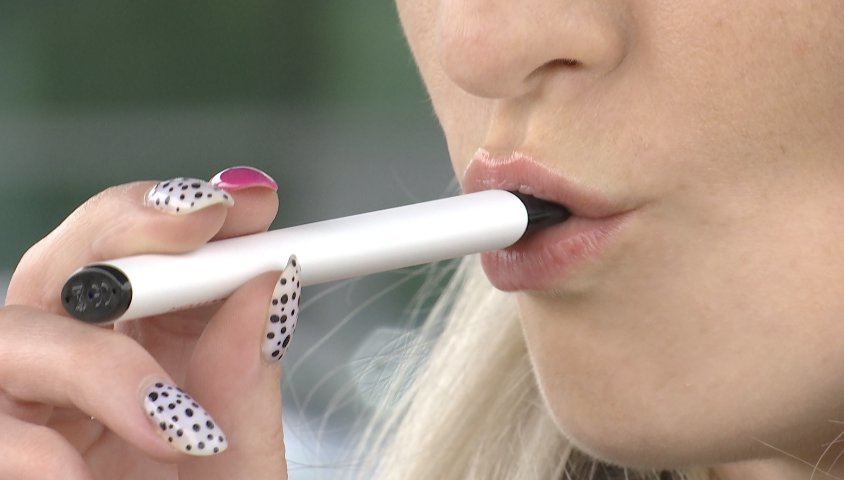 Seimas toliau nesutaria – leisti ar drausti žmonėms garinti elektroninių cigarečių skystį su skoniais